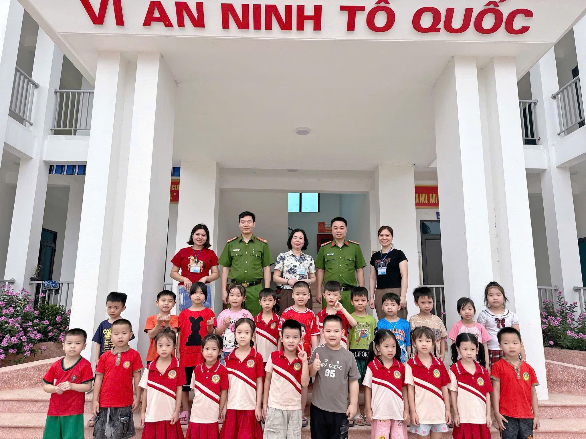 Công an xã Lạc Phượng đẩy mạnh cấp tài khoản định danh điện tử mức 2 cho trẻ em